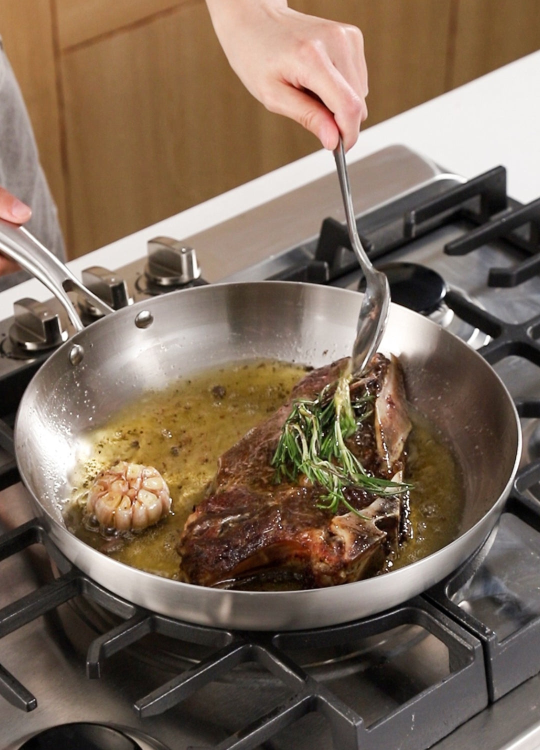 Cuisson d'une viande dans une poêle inox