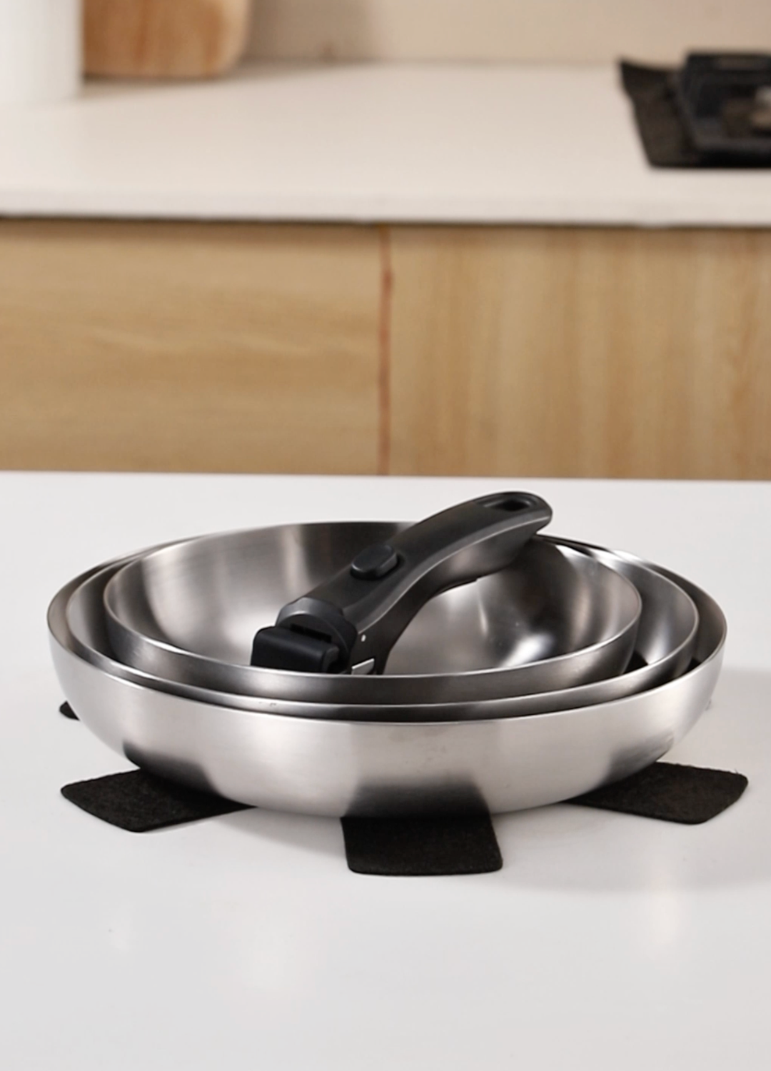 Zoom sur trois poeles inox