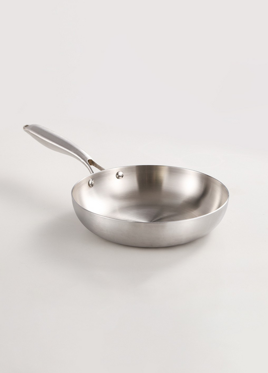 Une poêle en inox 24 cm