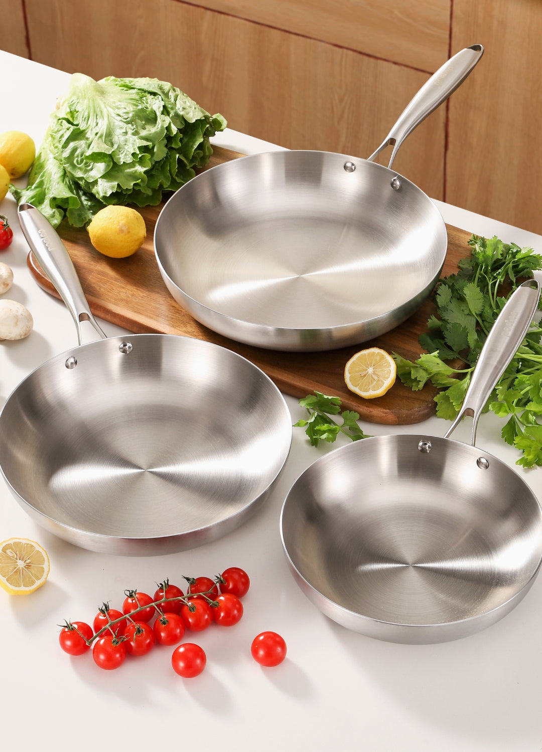 Poêle en inox de 22 cm avec les autres tailles en comparaison