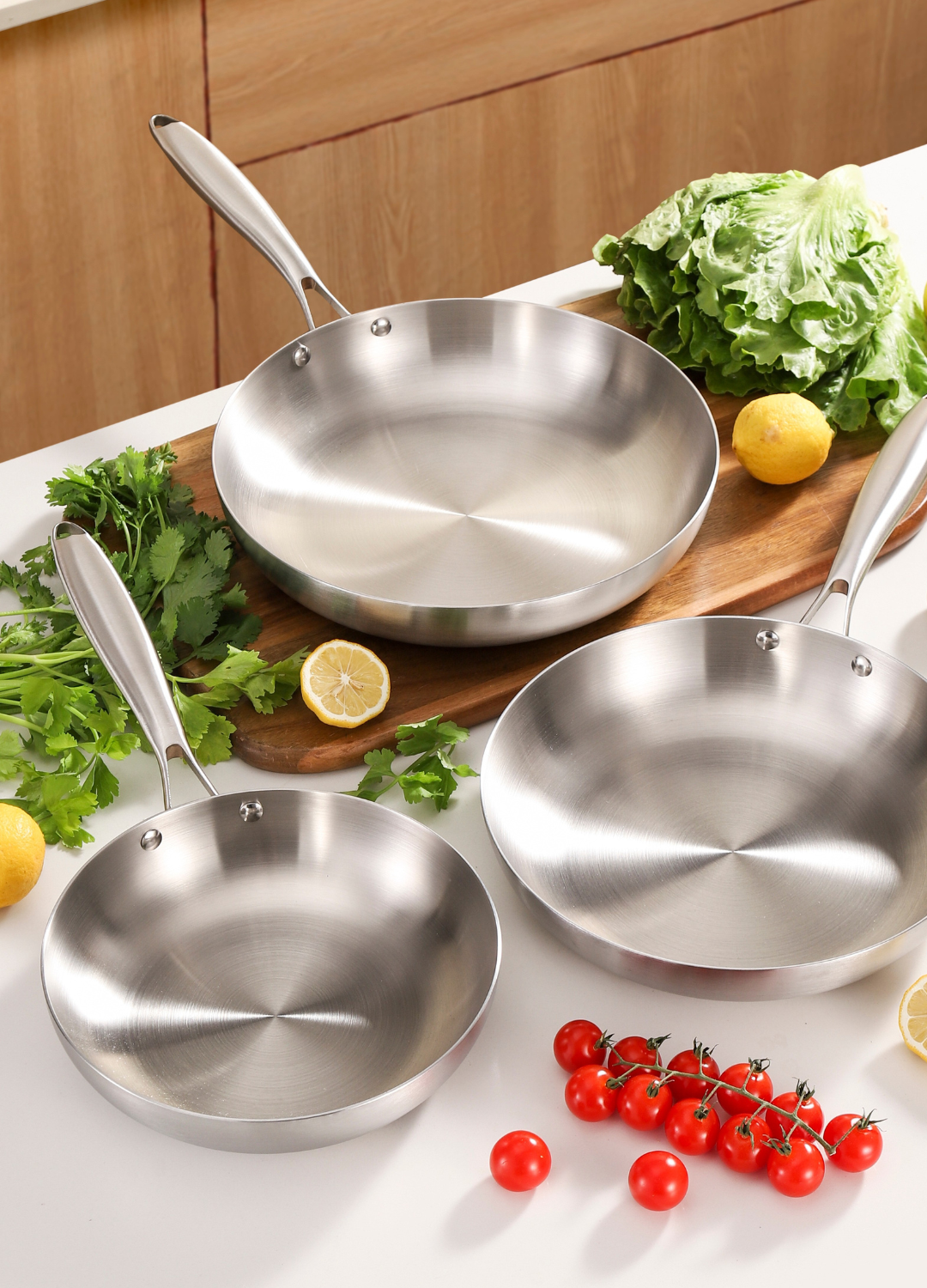 Poêle en inox de 22 cm avec les autres tailles en comparaison