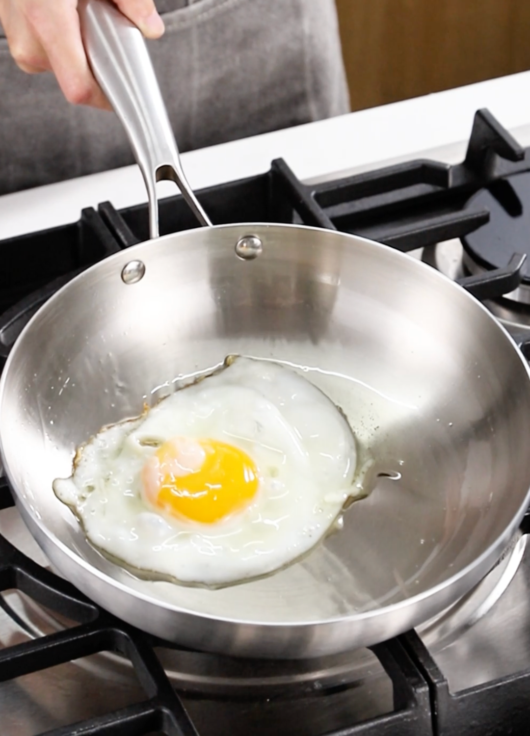 Oeuf dans une poele inox 22 cm Poeleo