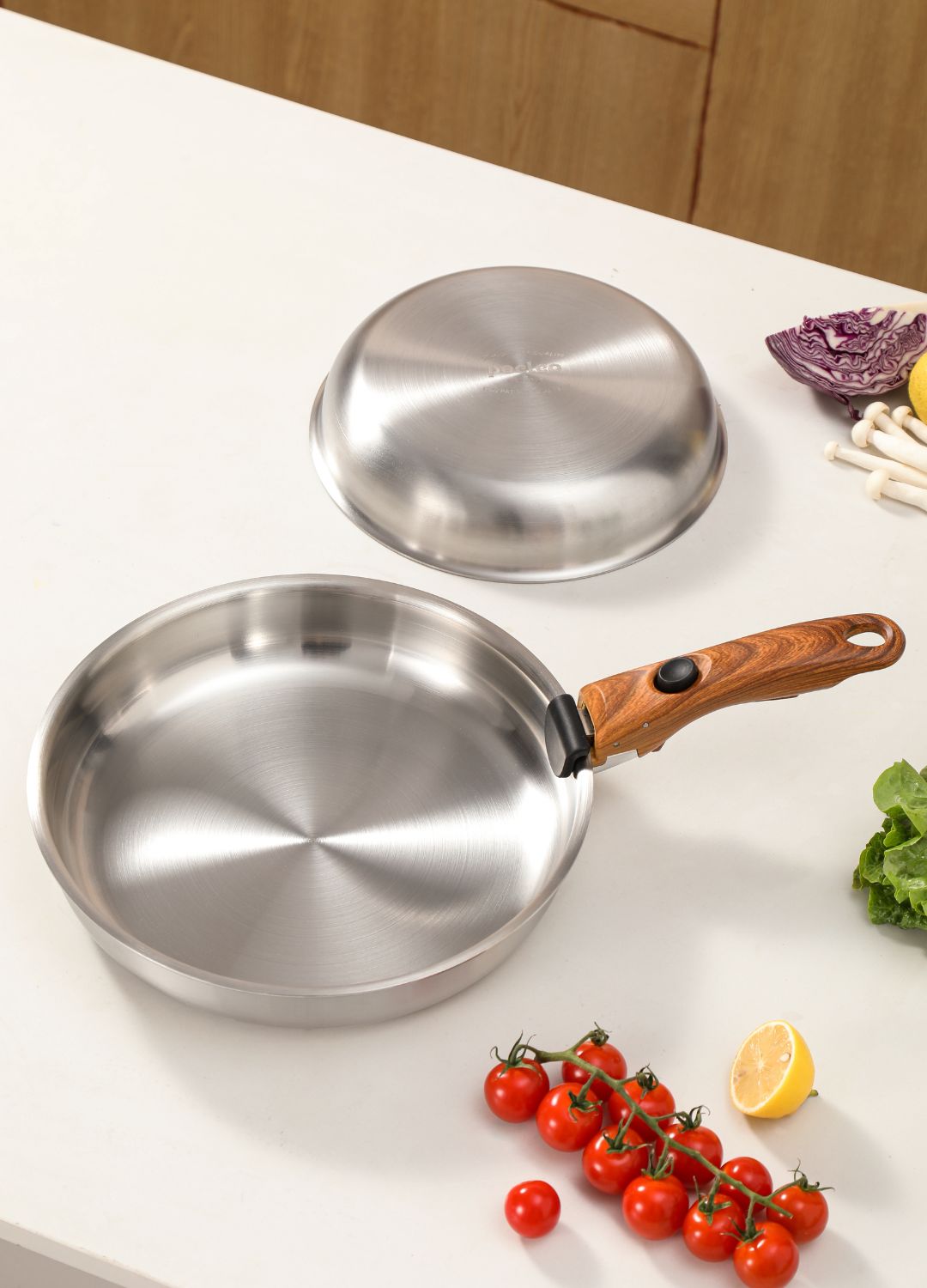 Poêle inox de 22 cm avec poignée amovible sur plan de travail cuisine