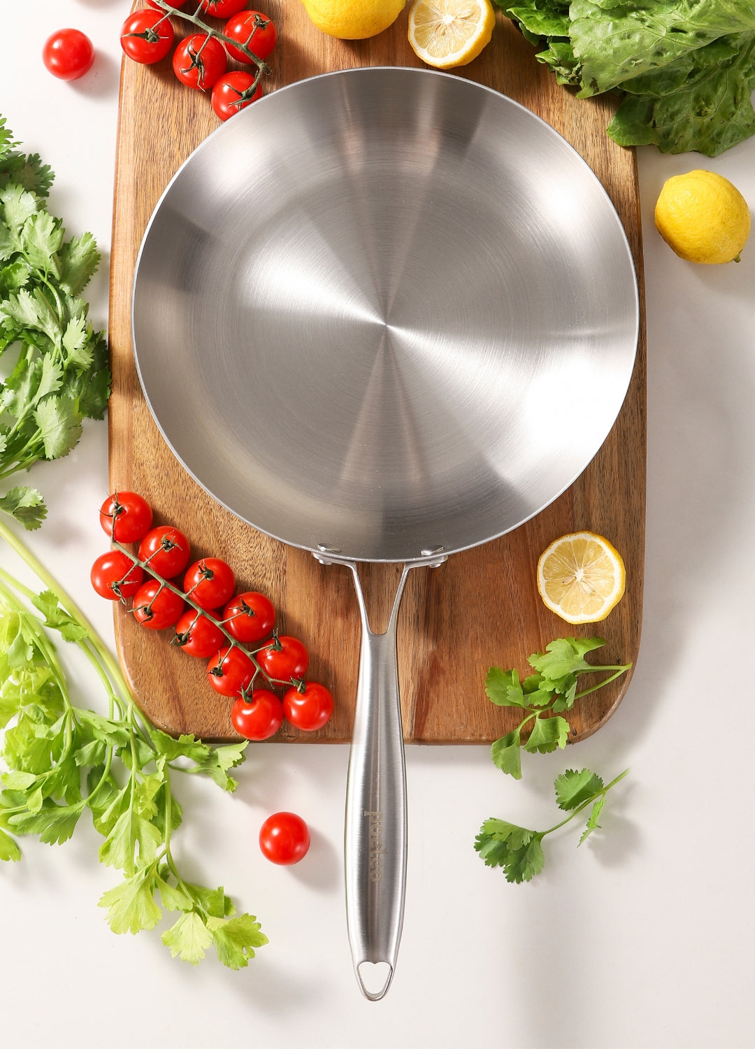 Poêle inox Poeleo vue de face sur plan de travail
