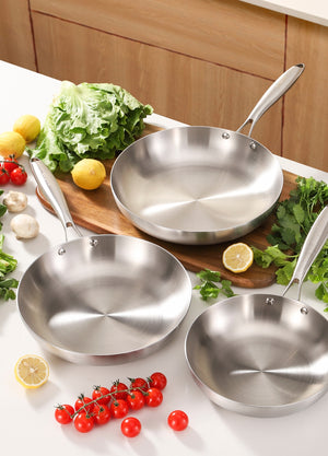 Pack de trois poêles inox Poeleo 22, 26 et 28 cm sur plan de travail