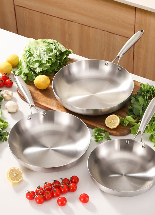 Pack de trois poêles inox Poeleo 22, 26 et 28 cm sur plan de travail