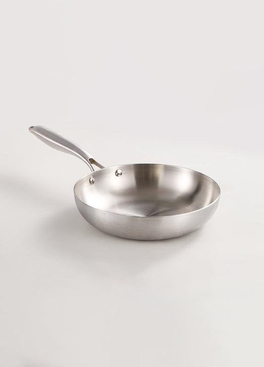 Poêle inox 22 cm Poeleo sur fond blanc