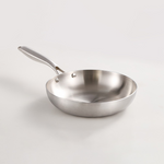 Poêle inox 22 cm Poeleo sur fond blanc