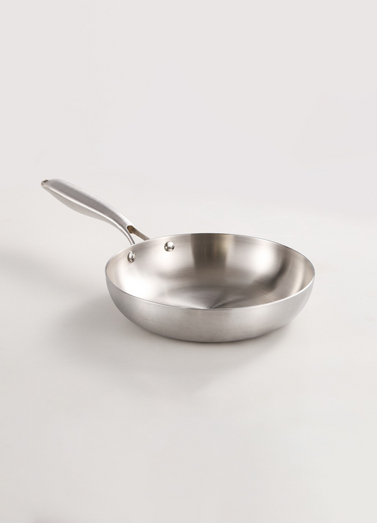 Poêle inox 22 cm Poeleo sur fond blanc