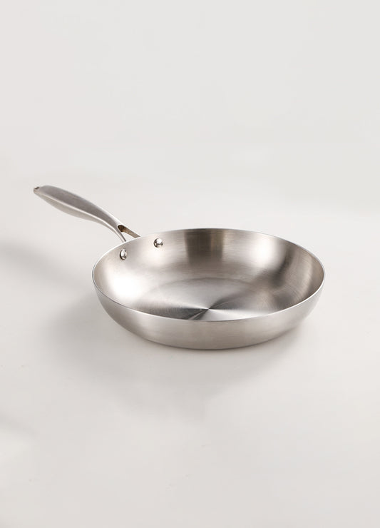 Poêle inox 26 cm sur fond blanc