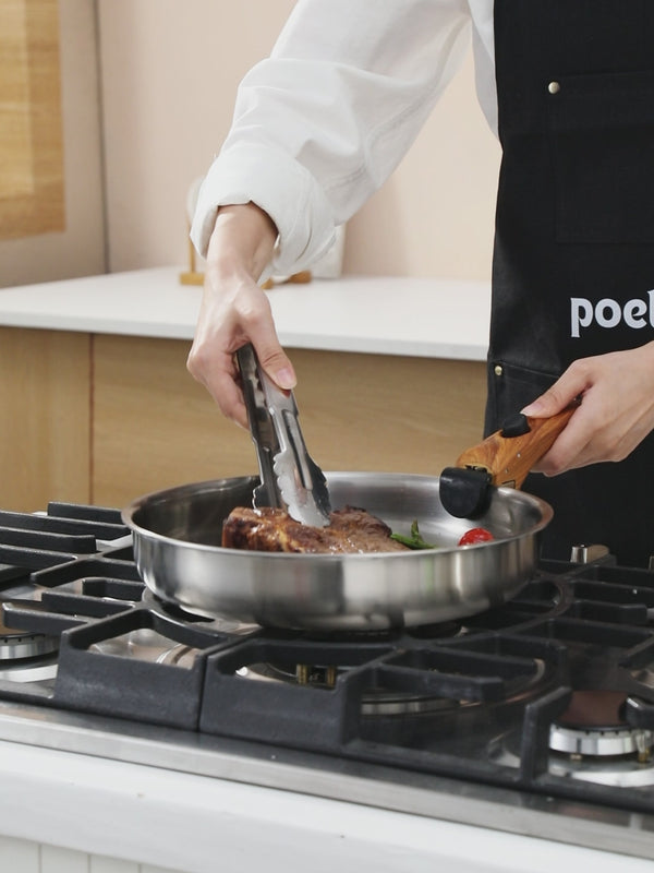 Cuisson d'un steak dans une poêle inox