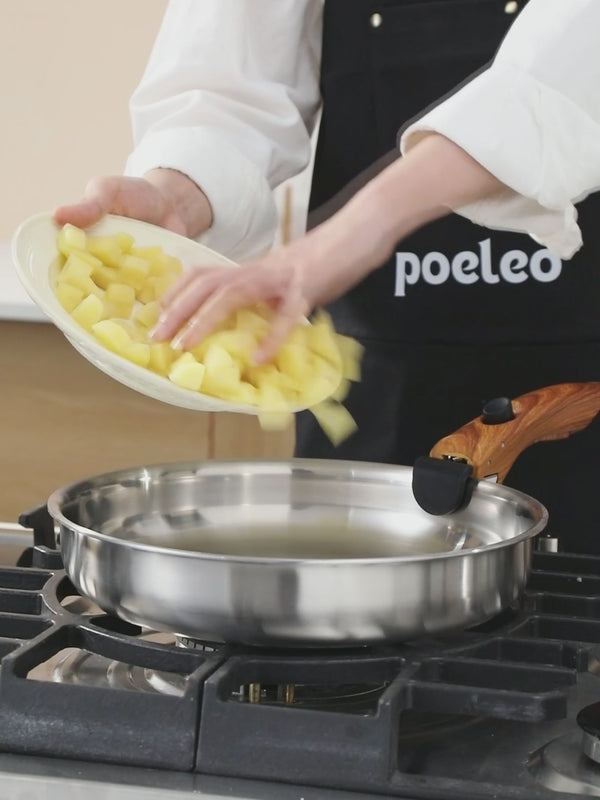 Cuisson de pommes de terre dans la poêle inox